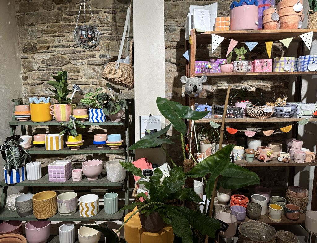 Les Herbes Sauvages, un atelier de confection florale installé au pied d'un immeuble réhabilité rue Pont aux Foulons