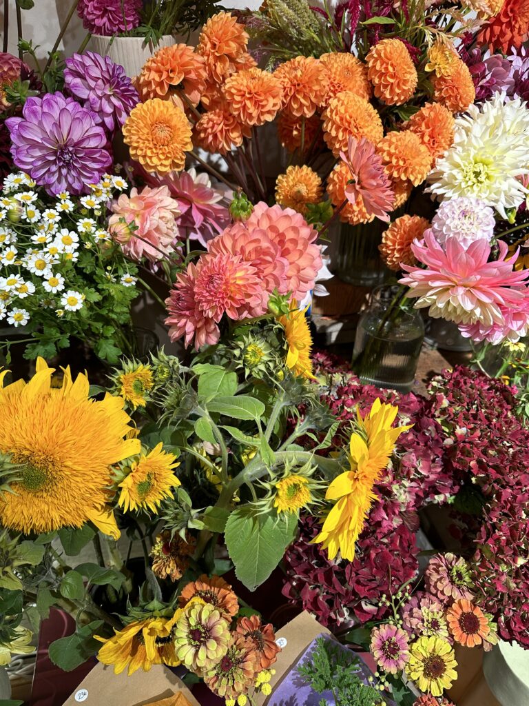 Les Herbes Sauvages, un atelier de confection florale installé au pied d'un immeuble réhabilité rue Pont aux Foulons