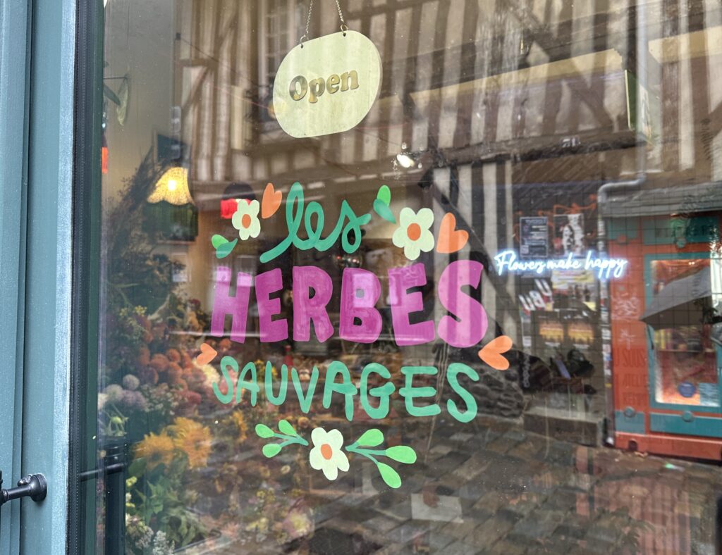 Les Herbes Sauvages, un atelier de confection florale installé au pied d'un immeuble réhabilité rue Pont aux Foulons